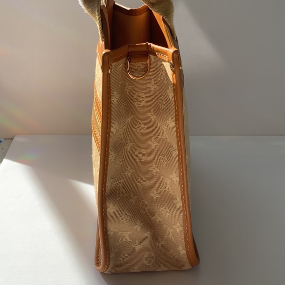 NEW! Authentic LV square bag - Picture 3 of 9